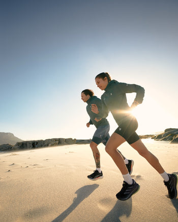 Lookbook Phantom LightShell Hooded Jacket Women 49